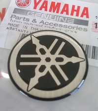 Genuine 30mm Diametro Yamaha Diapason Adesivo Emblema Logo Nero / Argento Autoad