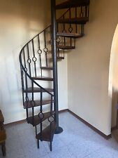 scala a chiocciola in legno e ferro battuto, realizzata da artigiani 