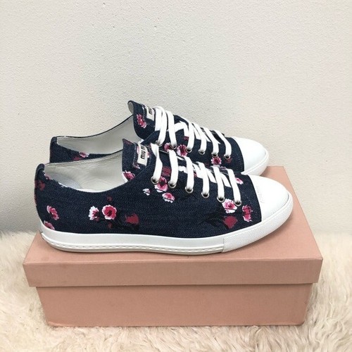 Scarpe ginnastica nuove con - scarpe,
