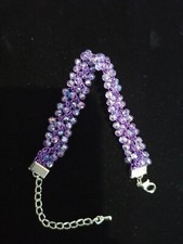 Braccialetto realizzato all'uncinetto con cristalli viola, fatto a mano