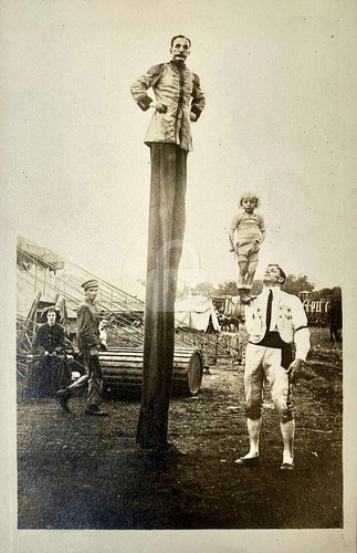 Circo stilt man acrobata - man,