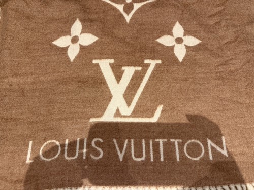 Louis vuitton beige e - vuitton,