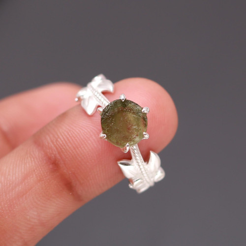 Anello tondo foglia moldavite