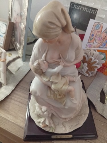 Statua della madre - madre, allatta