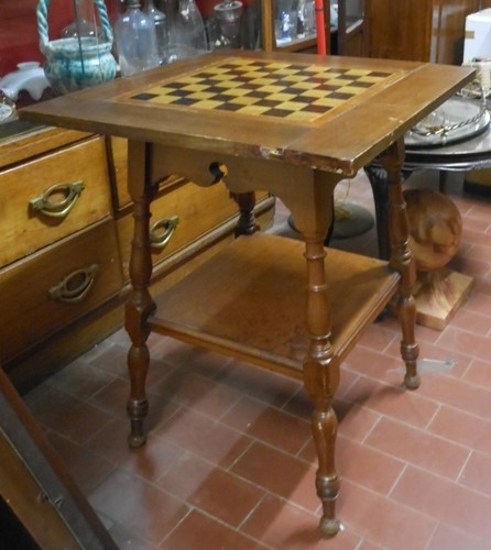 Tavolino con scacchiera