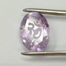 AMETISTA naturale ovale sfaccettata con simbolo "OM" inciso sulla tavola - media