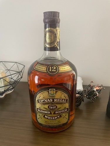 Bottiglia scotch whisky chivas - scotch,