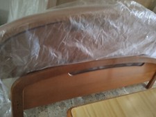 Mobili vari: comodini, testata e struttura letto matrimoniale, tavolo da pranzo