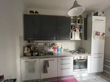 Cucina usata in buone condizioni, grigia e bianca 