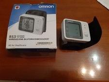 Misuratore di pressione arteriosa da polso OMRON.