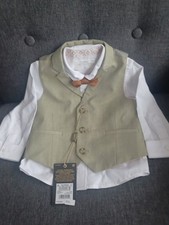 Camicia, gilet e cravatta con