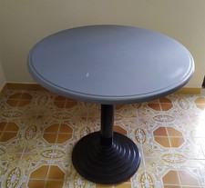 TAVOLO TONDO CON PIANO IN LEGNO GRIGIO Ø 80 E PIEDE IN METALLO NERO, H 75 CM