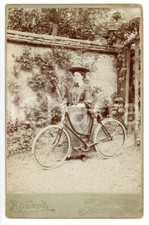 1910 ca NEUILLY-SUR-SEINE Ritratto di donna con la bicicletta *Foto ROBERT 10x16