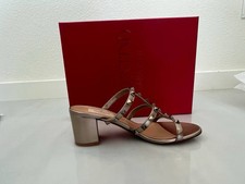 Valentino Rockstud sandalo in