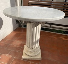 tavolo con piano rotondo in marmo e colonna in pietra