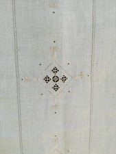 Tenda in lino, ricamata a mano