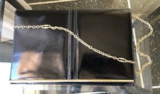 BORSA VINTAGE A PORTAFOGLIO NERA LUCIDA CON TRACOLLA CATENINA IN METALLO DORATO