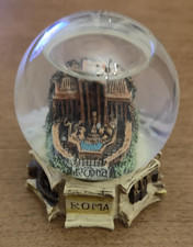 Palla di vetro con neve