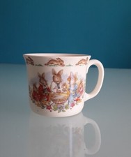"ROYAL DOULTON BUNNYKINS", tazza, 1984 " Festeggiare il tuo battesimo",h. 7,5 cm