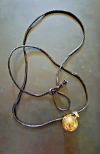 Ciondolo angelo sul mondo per offrire protezione con angeli tintinnano suono all'interno