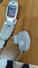SAMSUNG SGH-E310 con il proprio CARICABATTERIA e BATTERIA
