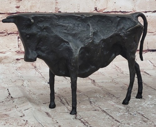 Scultura statuina toro