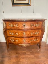 Elegante comó della prima metà del XX secolo. Mobile mosso in stile Luigi XV,