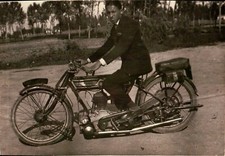 - FOTOGRAFIA DEL 1923 - RAGAZZO SU MOTO MOTOCICLETTA NORTON -