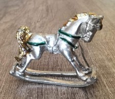 CAVALLO A DONDOLO CON SELLA, MINIATURA - PLACCATO ARGENTO 6,5 x 5 cm
