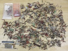Enorme lotto di RESISTORI resistenze componenti elettronici VINTAGE riciclati da