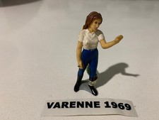 RAGAZZA CON SPAZZOLA PER