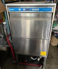 lavastoviglie professionale con supporto in acciaio