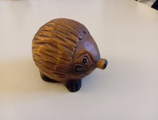 Scultura di riccio in legno