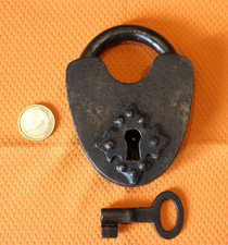 LUCCHETTO ANTICO IN FERRO FORGIATO E ASSEMBLATO,CHIAVE ORIGINALE,FUNZIONANTE,KEY