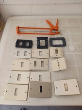 23 pezzi vintage placche luce, supporti, interruttori ,pistola per silicone