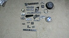 M2551 XX - STOCK EMBLEM SCRITTA STEMMA BADGE LOGO ALFA ROMEO LANCIA BMW SAAB