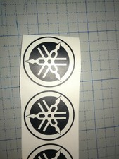 set 2 Diapason Yamah adesivo stemma logo simbolo prespaziato tutti i colori 6 cm