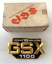 Suzuki GSX 1100 1981 Fregio Emblema Fianchetto Laterale NOS 68131-49210