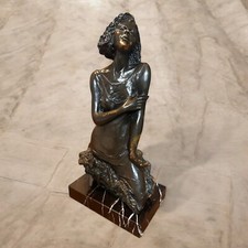 Statua in bronzo firmata A
