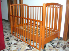 Culla, passeggino, girello, bilancia e giochi. Kit completo per bambini.