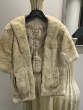 Bellissima Mantella Corta Con