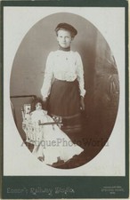 Giovane Ragazza Con Bambola IN