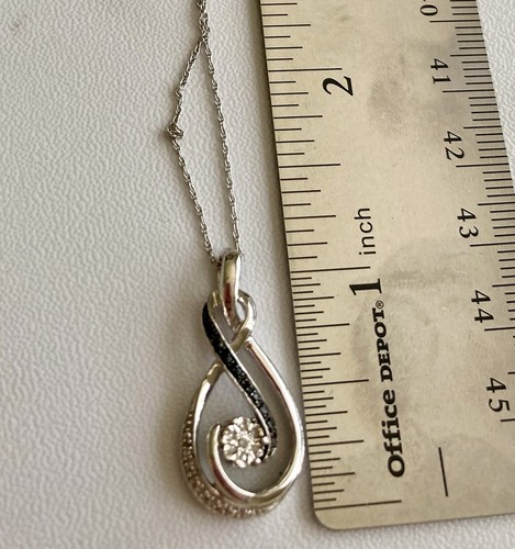 Collana con ciondolo cubic