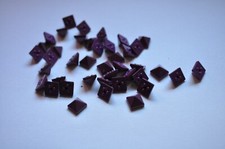 Borchie piramidali in plastica