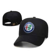 Cappellino alla moda in puro