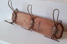 Appendiabiti in legno con tre ganci. Oggetto vintage ben conservato.