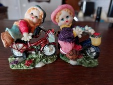 Coppia Statuette Poly Collection Bambine In Bicicletta In Ceramica Vintage Fatte