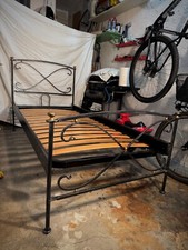 Letto singolo in ferro battuto 90x190 nero con striature bianche e dettagli oro