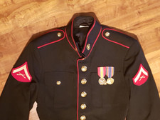 Giacca uniforme US Marines Service US taglia 40L con toppe, spilla e medaglia