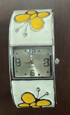 OROLOGIO CON BRACCIALE RIGIDO APERTO BIANCO CON FARFALLE GIALLE 6X5,5X2,5 cm